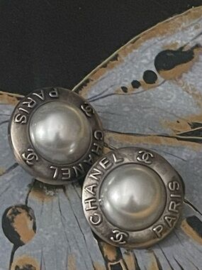 Chanel Faux Pearl Buttons (4)